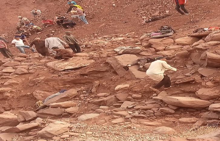 بالصور.. عشرات القتلى في فاجعة انقلاب سيارة للنقل المزدوج بأزيلال بالصور.. عشرات القتلى في فاجعة انقلاب سيارة للنقل المزدوج بأزيلال