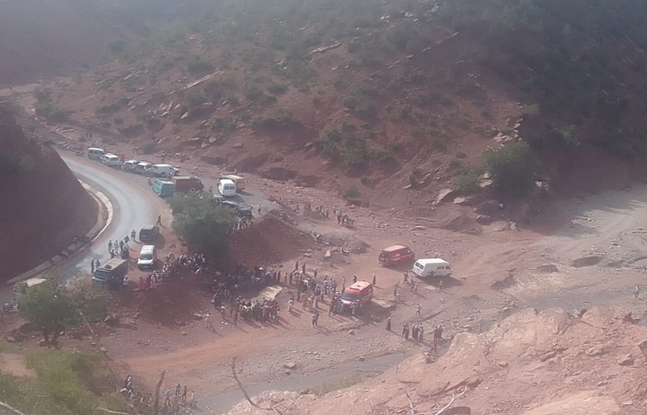 بالصور.. عشرات القتلى في فاجعة انقلاب سيارة للنقل المزدوج بأزيلال بالصور.. عشرات القتلى في فاجعة انقلاب سيارة للنقل المزدوج بأزيلال