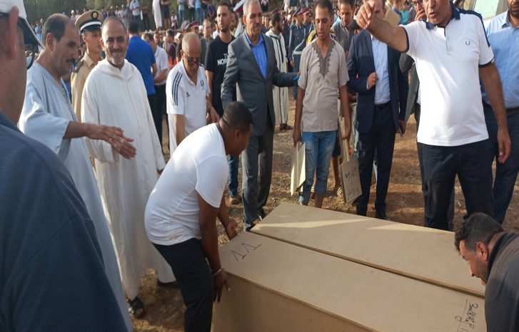 بالصور.. عامل إقليم أزيلال وشخصيات مدنية وعسكرية في جنازة فاجعة حادثة أخاشان بسيدي بولخلف بالصور.. عامل إقليم أزيلال وشخصيات مدنية وعسكرية في جنازة فاجعة حادثة أخاشان بسيدي بولخلف