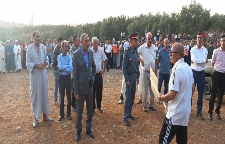 بالصور.. عامل إقليم أزيلال وشخصيات مدنية وعسكرية في جنازة فاجعة حادثة أخاشان بسيدي بولخلف بالصور.. عامل إقليم أزيلال وشخصيات مدنية وعسكرية في جنازة فاجعة حادثة أخاشان بسيدي بولخلف