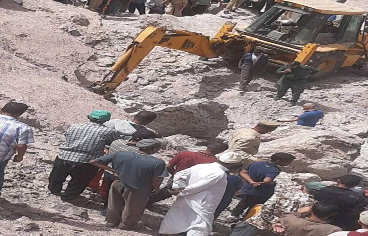 فاجعة بأنركي بعد سقوط أتربة ووفاة رب أسرة وابنه ونقل التوأم الى مركز صحي فاجعة بأنركي بعد سقوط أتربة ووفاة رب أسرة وابنه ونقل التوأم الى مركز صحي