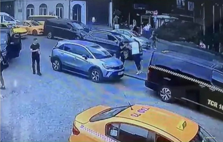 بالصور.. اعتداء عنيف لسائق أجرة تركي يودي بحياة مغربي بالصور.. اعتداء عنيف لسائق أجرة تركي يودي بحياة مغربي