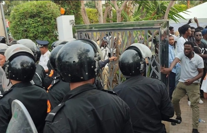 طلبة غابونيون يقتحمون سفارة بلادهم بالرباط والشرطة تتدخل طلبة غابونيون يقتحمون سفارة بلادهم بالرباط والشرطة تتدخل