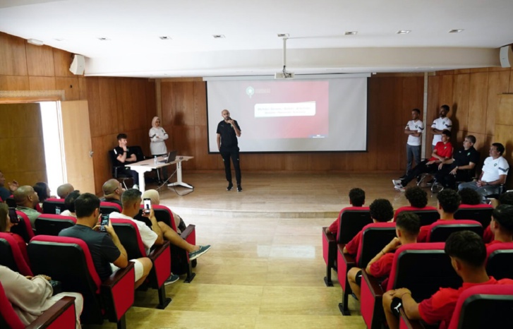 بحضور الركراكي.. الطاقم التقني للفريق الوطني يجتمع بأسر لاعبي المنتخب المغربي لأقل من 16 سنة بحضور الركراكي.. الطاقم التقني للفريق الوطني يجتمع بأسر لاعبي المنتخب المغربي لأقل من 16 سنة