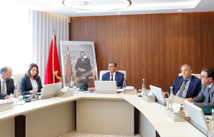 تنفيذا للتعليمات الملكية السامية.. أخنوش يترأس اجتماعا لتفعيل "عرض المغرب" في مجال الهيدروجين الأخضر تنفيذا للتعليمات الملكية السامية.. أخنوش يترأس اجتماعا لتفعيل "عرض المغرب" في مجال الهيدروجين الأخضر