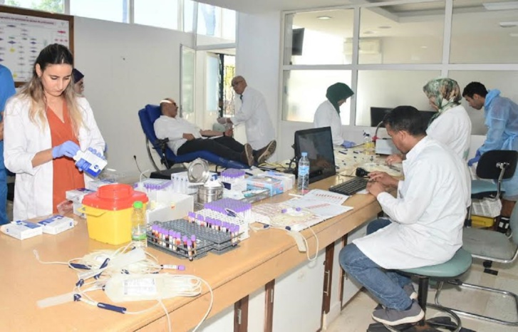 تضامن وطني واسع مع ضحايا الزلزال المدمر بالمغرب.. إقبال كبير لساكنة الرباط والنواحي على التبرع بالدم لفائدة المصابين تضامن وطني واسع مع ضحايا الزلزال المدمر بالمغرب.. إقبال كبير لساكنة الرباط والنواحي على التبرع بالدم لفائدة المصابين