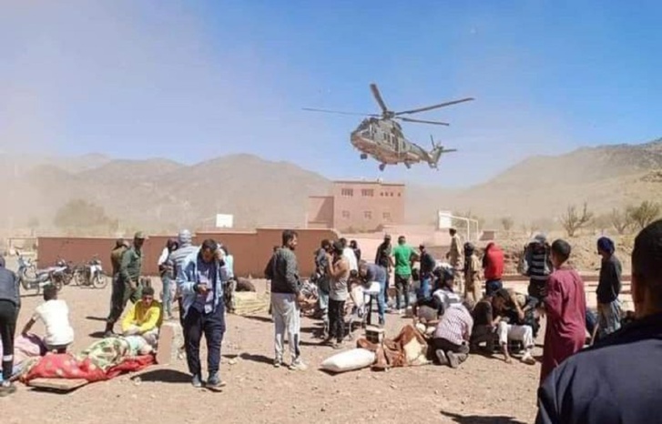 الجيش والدرك الملكي يستعملان طائرات الهليكوبتر لإلقاء المساعدات للساكنة المحاصرة في الجبال الجيش والدرك الملكي يستعملان طائرات الهليكوبتر لإلقاء المساعدات للساكنة المحاصرة في الجبال