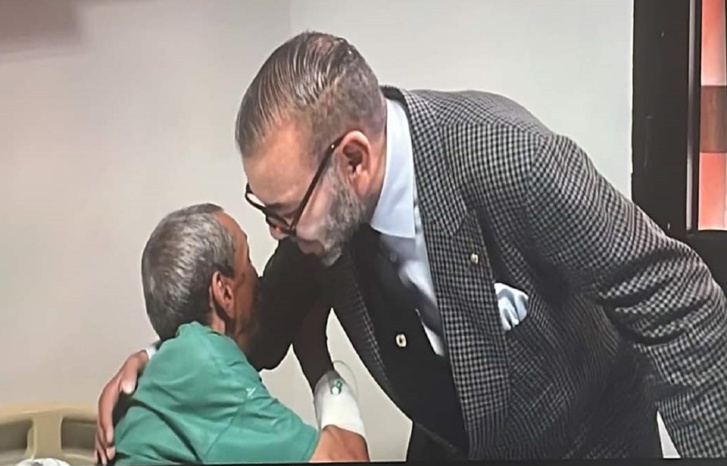 بالصور.. جلالة الملك يتفقد المصابين بمراكش ويتبرع بالدم لضحايا زلزال الحوز بالصور.. جلالة الملك يتفقد المصابين بمراكش ويتبرع بالدم لضحايا زلزال الحوز