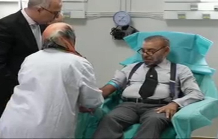 بالصور.. جلالة الملك يتفقد المصابين بمراكش ويتبرع بالدم لضحايا زلزال الحوز بالصور.. جلالة الملك يتفقد المصابين بمراكش ويتبرع بالدم لضحايا زلزال الحوز