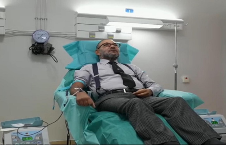 بالصور.. جلالة الملك يتفقد المصابين بمراكش ويتبرع بالدم لضحايا زلزال الحوز بالصور.. جلالة الملك يتفقد المصابين بمراكش ويتبرع بالدم لضحايا زلزال الحوز