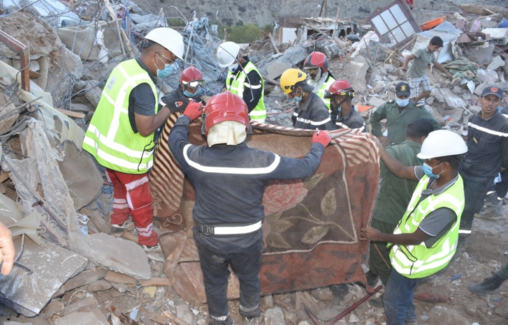 العلم في مركز زلزال الحوز.. قصص ناجين من الهلاك ودواوير انقطعت عنها شرايين الحياة ومجهودات لا تتوقف للإغاثة العلم في مركز زلزال الحوز.. قصص ناجين من الهلاك ودواوير انقطعت عنها شرايين الحياة ومجهودات لا تتوقف للإغاثة
