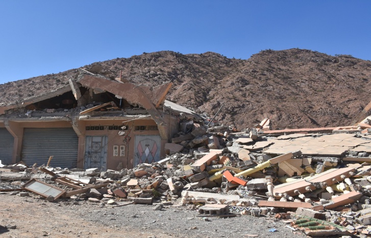 العلم في مركز زلزال الحوز.. قصص ناجين من الهلاك ودواوير انقطعت عنها شرايين الحياة ومجهودات لا تتوقف للإغاثة العلم في مركز زلزال الحوز.. قصص ناجين من الهلاك ودواوير انقطعت عنها شرايين الحياة ومجهودات لا تتوقف للإغاثة