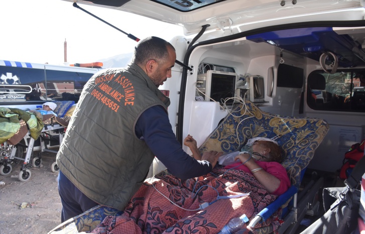 العلم في مركز زلزال الحوز.. قصص ناجين من الهلاك ودواوير انقطعت عنها شرايين الحياة ومجهودات لا تتوقف للإغاثة العلم في مركز زلزال الحوز.. قصص ناجين من الهلاك ودواوير انقطعت عنها شرايين الحياة ومجهودات لا تتوقف للإغاثة