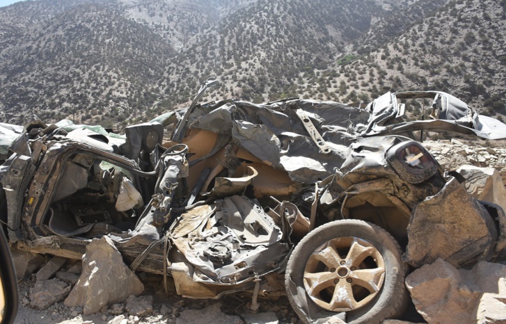 العلم في مركز زلزال الحوز.. قصص ناجين من الهلاك ودواوير انقطعت عنها شرايين الحياة ومجهودات لا تتوقف للإغاثة العلم في مركز زلزال الحوز.. قصص ناجين من الهلاك ودواوير انقطعت عنها شرايين الحياة ومجهودات لا تتوقف للإغاثة