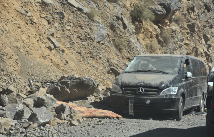 العلم في مركز زلزال الحوز.. قصص ناجين من الهلاك ودواوير انقطعت عنها شرايين الحياة ومجهودات لا تتوقف للإغاثة العلم في مركز زلزال الحوز.. قصص ناجين من الهلاك ودواوير انقطعت عنها شرايين الحياة ومجهودات لا تتوقف للإغاثة