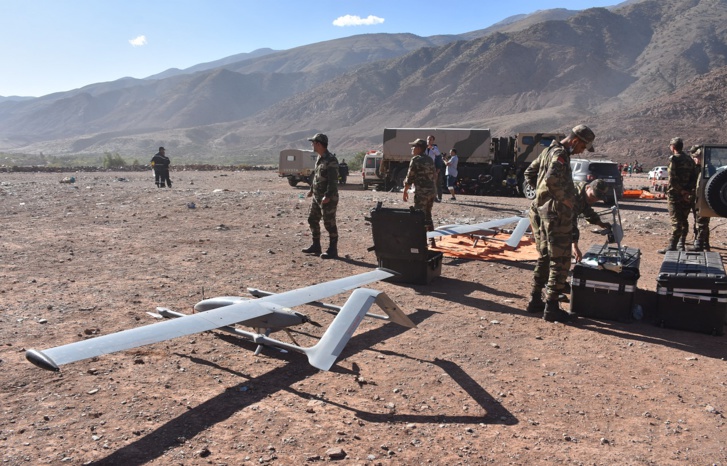 العلم في مركز زلزال الحوز.. قصص ناجين من الهلاك ودواوير انقطعت عنها شرايين الحياة ومجهودات لا تتوقف للإغاثة العلم في مركز زلزال الحوز.. قصص ناجين من الهلاك ودواوير انقطعت عنها شرايين الحياة ومجهودات لا تتوقف للإغاثة