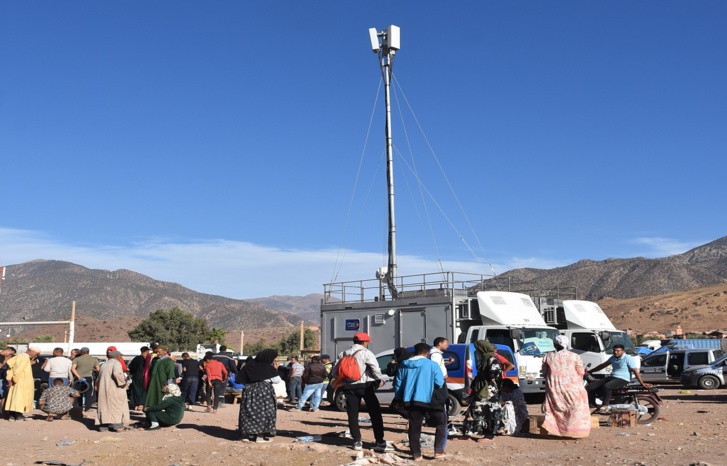 العلم في مركز زلزال الحوز.. قصص ناجين من الهلاك ودواوير انقطعت عنها شرايين الحياة ومجهودات لا تتوقف للإغاثة العلم في مركز زلزال الحوز.. قصص ناجين من الهلاك ودواوير انقطعت عنها شرايين الحياة ومجهودات لا تتوقف للإغاثة
