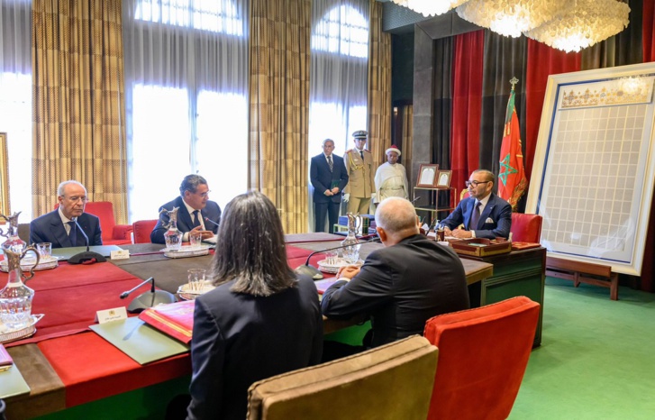 بالصور.. جلالة الملك يترأس اجتماع عمل لتفعيل برنامج الطوارئ لدعم ضحايا الزلزال بالصور.. جلالة الملك يترأس اجتماع عمل لتفعيل برنامج الطوارئ لدعم ضحايا الزلزال