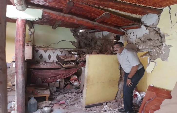 نائب برلماني يتفقد حجم الأضرار بجماعة تيقي شمال أكادير جراء الزلزال نائب برلماني يتفقد حجم الأضرار بجماعة تيقي شمال أكادير جراء الزلزال
