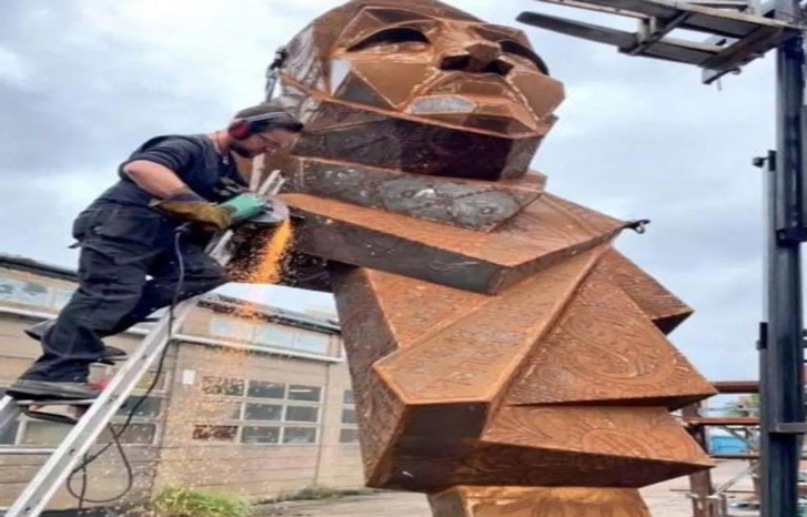 بريطانيا تُلَقِّنُ فرنسا درساً لن تنساه.. منحوتة فنية ضخمة في "بيرمنغهام" احتفالاً وتكريماً للمحجبات بريطانيا تُلَقِّنُ فرنسا درساً لن تنساه.. منحوتة فنية ضخمة في "بيرمنغهام" احتفالاً وتكريماً للمحجبات