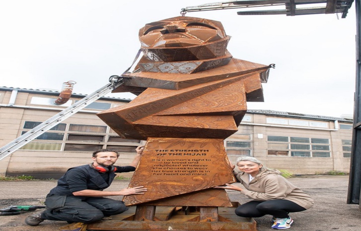 بريطانيا تُلَقِّنُ فرنسا درساً لن تنساه.. منحوتة فنية ضخمة في "بيرمنغهام" احتفالاً وتكريماً للمحجبات بريطانيا تُلَقِّنُ فرنسا درساً لن تنساه.. منحوتة فنية ضخمة في "بيرمنغهام" احتفالاً وتكريماً للمحجبات