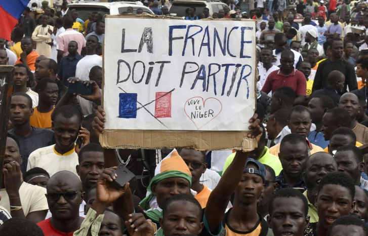 وسط تفاقم الأزمة بينهما.. فرنسا تسحب قواتها وسفيرها من النيجر "بشكل مفاجئ"