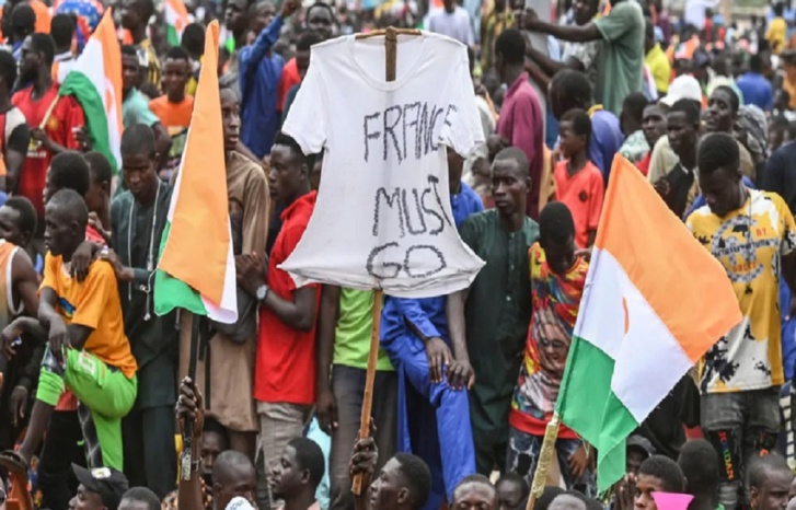 وسط تفاقم الأزمة بينهما.. فرنسا تسحب قواتها وسفيرها من النيجر "بشكل مفاجئ" وسط تفاقم الأزمة بينهما.. فرنسا تسحب قواتها وسفيرها من النيجر "بشكل مفاجئ"