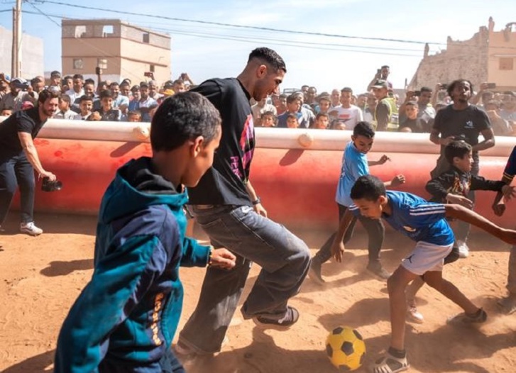 أشرف حكيمي يزور المناطق المتضررة من الزلزال بتارودانت أشرف حكيمي يزور المناطق المتضررة من الزلزال بتارودانت