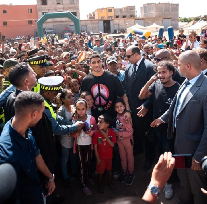 أشرف حكيمي يزور المناطق المتضررة من الزلزال بتارودانت أشرف حكيمي يزور المناطق المتضررة من الزلزال بتارودانت