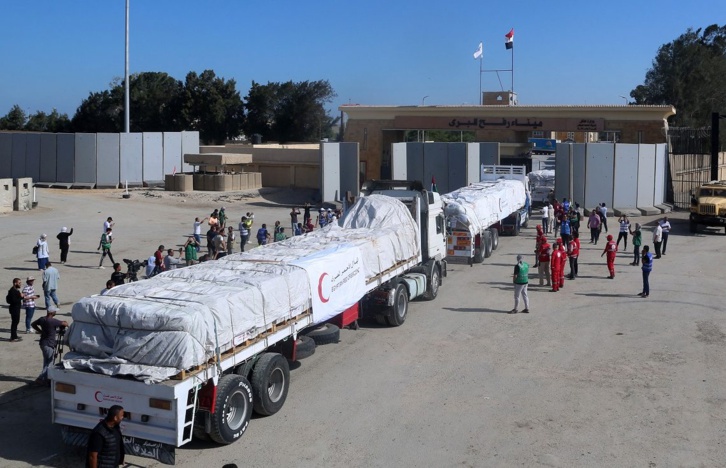 قوافل الإغاثة تستعد لدخول قطاع غزة قوافل الإغاثة تستعد لدخول قطاع غزة