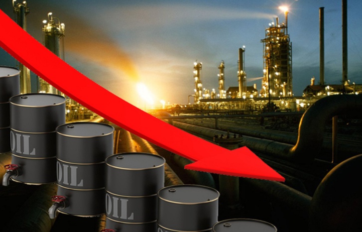 انخفاض أسعار النفط في التعاملات المبكرة بداية الأسبوع