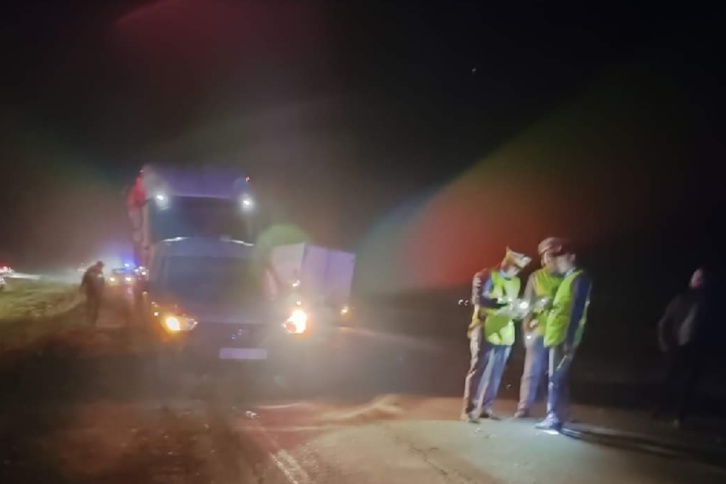 وقوف بشكل خاطئ على الطريق ينهي حياة شخص ويرسل آخرين إلى العلاج وقوف بشكل خاطئ على الطريق ينهي حياة شخص ويرسل آخرين إلى العلاج