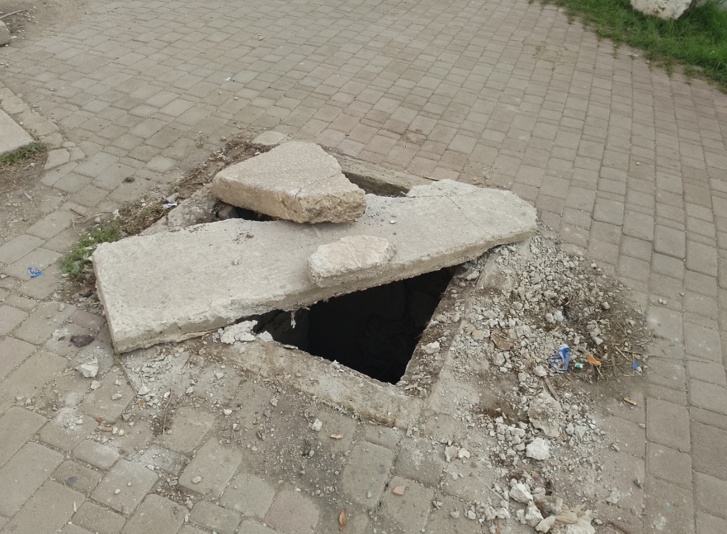 بلقصيري: بالوعات الصرف الصحي بدون غطاء قنابل موقوتة في وجه الساكنة بلقصيري: بالوعات الصرف الصحي بدون غطاء قنابل موقوتة في وجه الساكنة