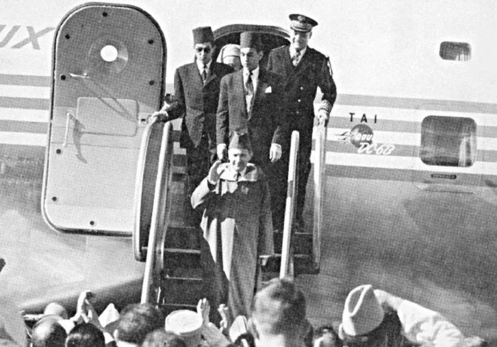 الشعب المغربي يخلد ذكرى عودة المغفور له محمد الخامس من المنفى الشعب المغربي يخلد ذكرى عودة المغفور له محمد الخامس من المنفى