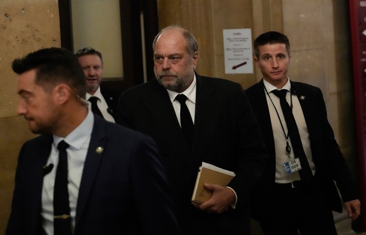 انتكاسة جديدة لـ"ماكرون".. ممثلو الادعاء في فرنسا يطلبون حبس وزير عدل بلادهم انتكاسة جديدة لـ"ماكرون".. ممثلو الادعاء في فرنسا يطلبون حبس وزير عدل بلادهم