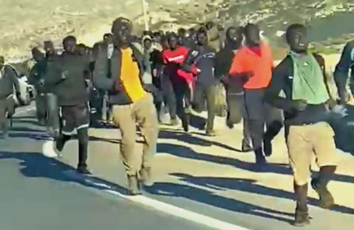 السلطات المغربية توقف اجتياح أمواج من المهاجرين لسبتة السليبة السلطات المغربية توقف اجتياح أمواج من المهاجرين لسبتة السليبة