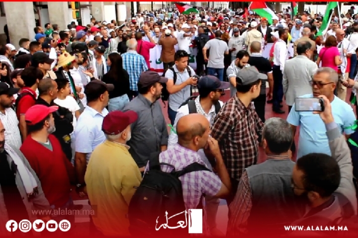 المغاربة يحتشدون في شوارع الرباط دفاعا وتضامنا مع فلسطين المغاربة يحتشدون في شوارع الرباط دفاعا وتضامنا مع فلسطين