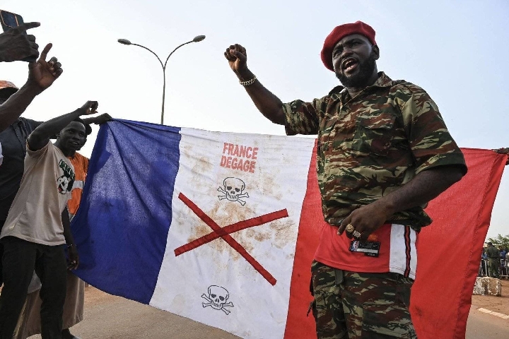 الدبلوماسية بين فرنسا والنيجر تدخل في نفق مسدود