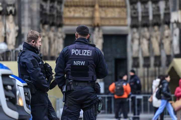 اعتقال ثلاثة متطرفين خططوا لهجوم على كاتدرائية بألمانيا اعتقال ثلاثة متطرفين خططوا لهجوم على كاتدرائية بألمانيا