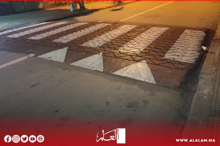 مطبات عشوائية تخرج ساكنة القصر الكبير للاستنكار مطبات عشوائية تخرج ساكنة القصر الكبير للاستنكار