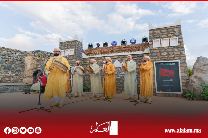 "فرقة عبيدات الرمى" تُلهب مهرجان "قِمم" الدولي للفنون الأدائية الجبلية في السعودية "فرقة عبيدات الرمى" تُلهب مهرجان "قِمم" الدولي للفنون الأدائية الجبلية في السعودية