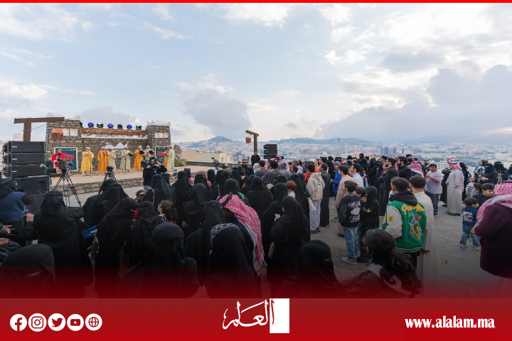 "فرقة عبيدات الرمى" تُلهب مهرجان "قِمم" الدولي للفنون الأدائية الجبلية في السعودية "فرقة عبيدات الرمى" تُلهب مهرجان "قِمم" الدولي للفنون الأدائية الجبلية في السعودية