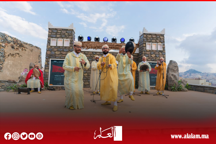 "فرقة عبيدات الرمى" تُلهب مهرجان "قِمم" الدولي للفنون الأدائية الجبلية في السعودية "فرقة عبيدات الرمى" تُلهب مهرجان "قِمم" الدولي للفنون الأدائية الجبلية في السعودية
