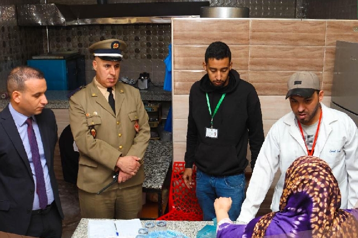سلطات العيون تشن حملة لتحرير الملك العمومي سلطات العيون تشن حملة لتحرير الملك العمومي