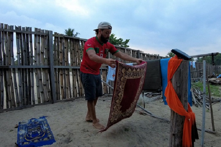 جاؤوا من المغرب عبر دراجاتهم الهوائية وقطعوا آلاف الكيلومترات بين الأدغال الإفريقية.. جاؤوا من المغرب عبر دراجاتهم الهوائية وقطعوا آلاف الكيلومترات بين الأدغال الإفريقية..