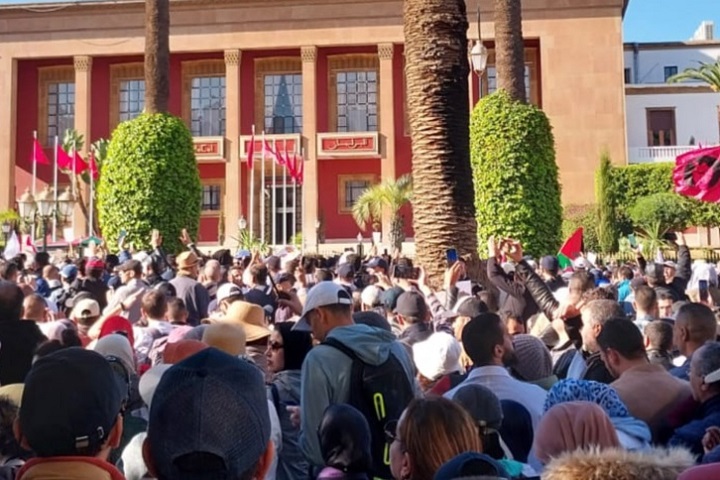 مجلس المستشارين يصادق على مشروع قانون يعيد صفة "موظف" إلى الأساتذة مجلس المستشارين يصادق على مشروع قانون يعيد صفة "موظف" إلى الأساتذة