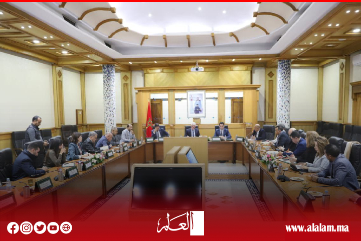 لتأمين السيادة الدوائية بالمغرب.. "آيت طالب" يترأس اجتماعا مع المركزيات النقابية الوطنية للصيادلة لتأمين السيادة الدوائية بالمغرب.. "آيت طالب" يترأس اجتماعا مع المركزيات النقابية الوطنية للصيادلة