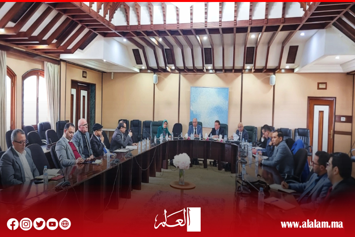 لجنة القيادة بوزارة النقل تعقد اجتماعا مع الهيئات المهنية الممثلة للسائقين المهنيين لجنة القيادة بوزارة النقل تعقد اجتماعا مع الهيئات المهنية الممثلة للسائقين المهنيين