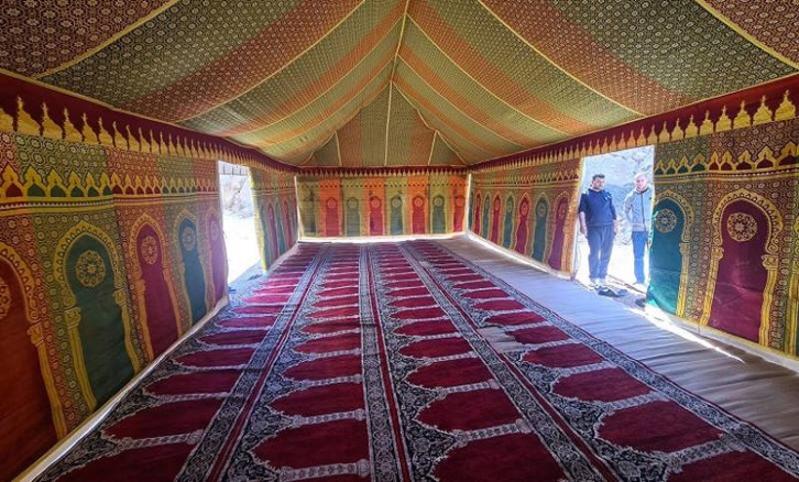 سلطات الحسيمة تغلق مسجدا آيلا للسقوط وتعوضه بخيمة لأداء الصلاة سلطات الحسيمة تغلق مسجدا آيلا للسقوط وتعوضه بخيمة لأداء الصلاة