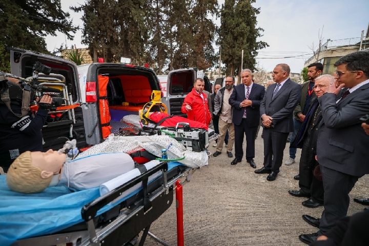 وكالة‭ ‬بيت‭ ‬مال‭ ‬القدس‭ ‬الشريف‭ ‬تسلم‭ ‬تجهيزات‭ ‬لمستشفى‭ ‬الهلال‭ ‬الأحمر‭ ‬في‭ ‬مدينة‭ ‬القدس